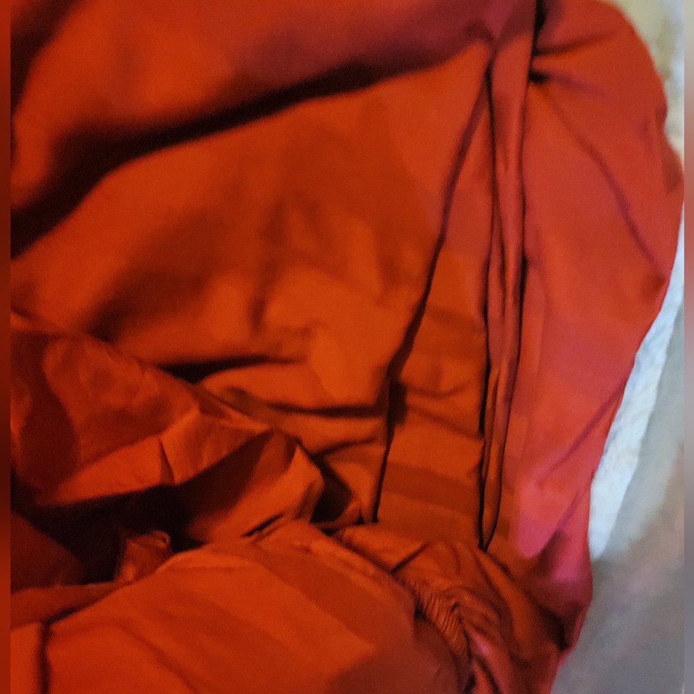 Red queen sheet set